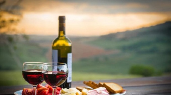 krasnoe-vino-pomogaet-adaptirovatsya