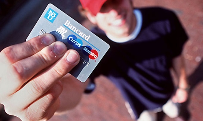 Кредитные карты с 18 лет – особенности оформления